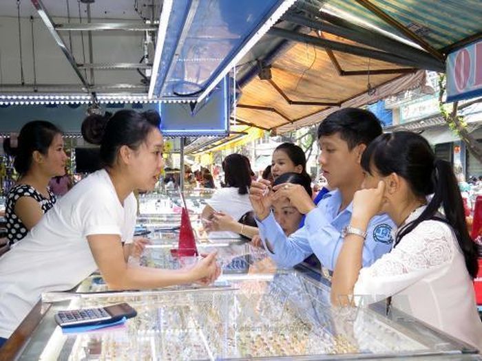 Giá vàng tăng có thể gây khó khăn trong việc duy trì tỷ giá ổn định trong dài hạn. Ảnh: TTXVN