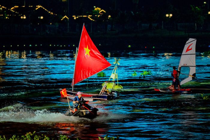 Dưới lòng sông, khán giả cũng sẽ rạo rực với màn trình diễn các môn thể thao dưới nước - Ảnh: Sở Du lịch TP.HCM
