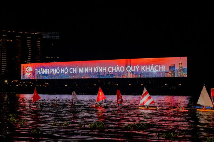 Bờ sông Sài Gòn lung linh với ánh đèn chào đón du khách đến với thành phố năng động - Ảnh: Sở Du lịch TP.HCM