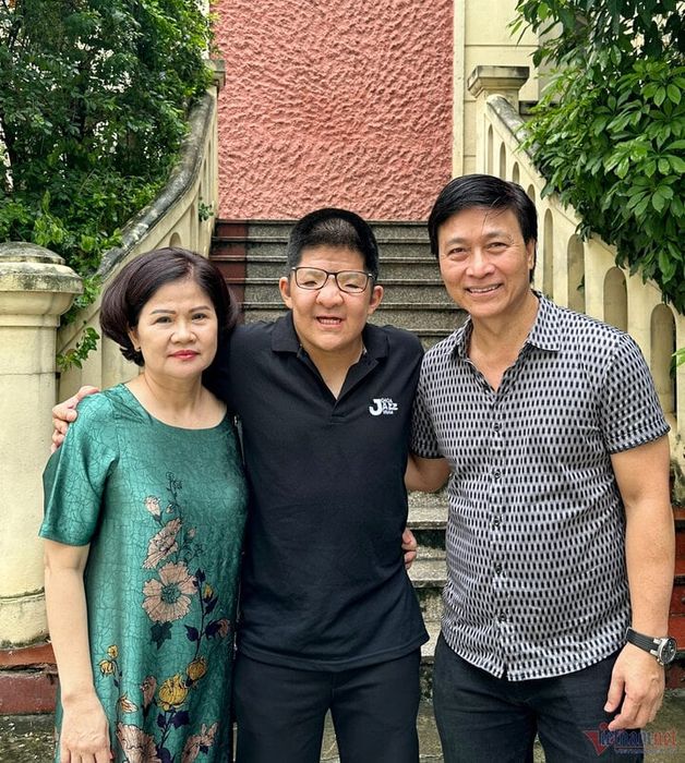 Chị Thúy Minh - mẹ của Bôm hiếm khi xuất hiện trong buổi thi tốt nghiệp của con. Ảnh: Hàn Triệt.