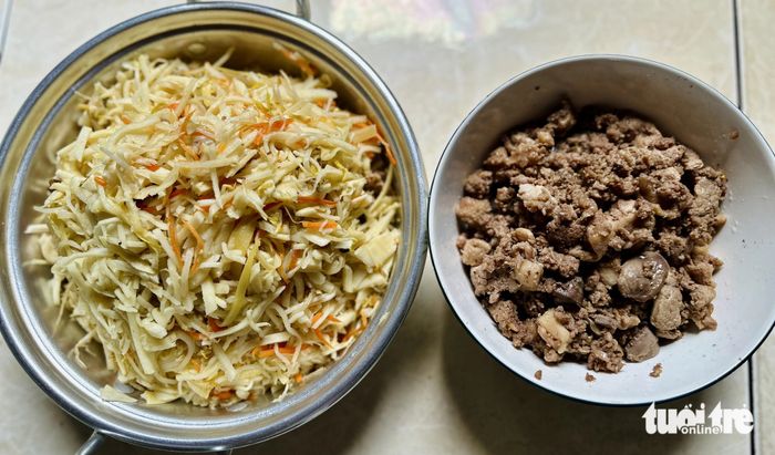 Măng tươi xào với ít củ cải đỏ để tăng thêm vẻ đẹp mắt, thịt vịt xào làm nhân bánh xèo đặc trưng ở vùng miền Tây