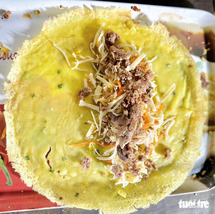 Sau khi bánh đã chín, có thể đặt nhân vào và gấp đôi bánh; hoặc cũng có thể thêm nhân ngay khi bánh vừa chín để giữ độ giòn của bánh.