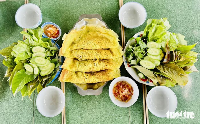 Một mâm bánh xèo ngon lành để cả nhà cùng thưởng thức trong ngày Tết Đoan Ngọ - Ảnh: ĐẶNG TUYẾT