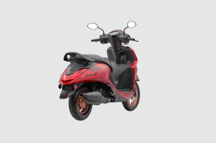 Yamaha Fascino S 2024 có 3 lựa chọn màu sắc bao gồm: Đỏ mờ (striking Matte Red), Đen mờ (sleek Matte Black) và Xanh mờ đậm (Dark Matte Blue). Xe có giá 93.730 Rs (khoảng 28,6 triệu đồng), riêng bản Dark Matte Blue có giá 94.530 Rs (khoảng 26,8 triệu đồng). Ở Việt Nam, do nhập khẩu tư nhân, xe khó giữ giá bán này. Có nơi đưa ra mức giá 48 triệu đồng cho Fascino phiên bản trước.