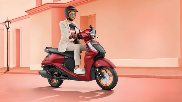 Yamaha Fascino S 2024 được trang bị động cơ hybrid 125cc, tiêu thụ nhiên liệu thông minh, tuân thủ tiêu chuẩn khí thải BS VI giai đoạn 2 của Yamaha. Điều này là nhờ vào tính năng SMG hoạt động như một động cơ điện để hỗ trợ tăng tốc từ vị trí xuất phát hoặc khi leo dốc, đồng thời cho phép động cơ khởi động một cách