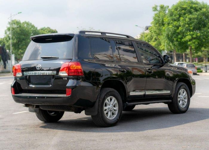 ‘SUV chủ tịch’ Toyota Land Cruiser 2015 sau 9 năm sử dụng đã mất gần một nửa giá trị.