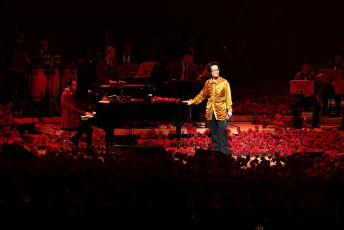 Cùng với người chỉ huy âm nhạc Nguyễn Hữu Vượng (điệu piano) và dàn nhạc, Hà Anh Tuấn đã có một buổi biểu diễn tại Singapore thành công tuyệt vời.