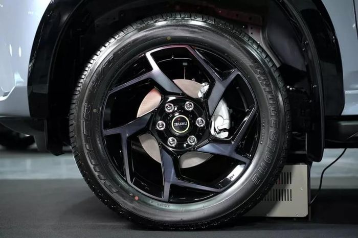 isuzu-mu-x-rs-2025-10-30ed