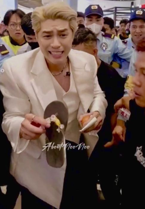 Hình ảnh Noo Phước Thịnh nhặt đôi dép từ fan gây ấn tượng - Ảnh: chụp từ clip