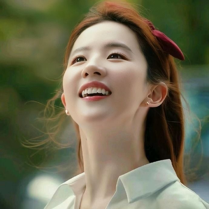 Tiền Phong Lưu Diệc Phi gây bão mạng xã hội với trào lưu đặt hình đại diện cầu may mắn. Năm 2023, hình ảnh của Hứa Hồng Đậu ôm hoa hồng Ohara, đeo bờm trong phim Đi đến nơi có gió, và hình ảnh tuổi thanh xuân rạng rỡ của Hoàng Diệc Mai trong Câu chuyện hoa hồng được nhiều người chú ý.