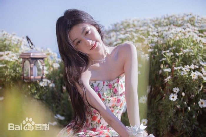 Mặc dù mới gia nhập làng giải trí không lâu nhưng Bao Thượng Ân nhanh chóng thu hút sự chú ý trên mạng xã hội nhờ vào những bức ảnh nổi bật về nhan sắc. Ngoài ra, nữ diễn viên trẻ cũng gây ấn tượng khi tham gia liên tục vào nhiều dự án phim lớn như vai diễn Hoàng Dung trong phim