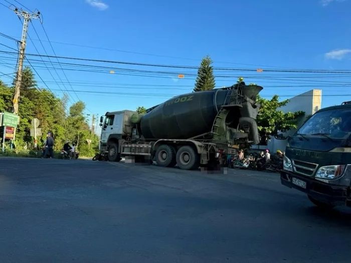 Xe bồn bê tông va chạm xe máy, 2 người tử vong tại hiện trường, một đứa trẻ nhỏ sống sót kỳ diệu