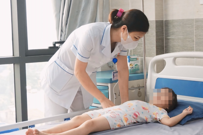 Một bé gái 15 tháng tuổi đang chơi trước ngôi nhà bị cánh cổng đè, gây chấn thương sọ não.