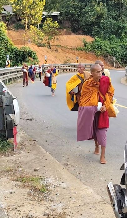 Đám đông người kéo đến nơi tu hành của thầy Thích Minh Tuệ gây ùn tắc giao thông