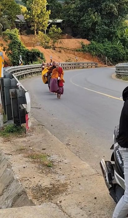 Hàng trăm người kéo đến nơi tu hành của thầy Thích Minh Tuệ gây ùn tắc đường