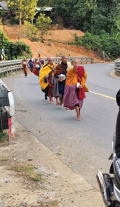 Hàng trăm người kéo đến nơi tu hành của thầy Thích Minh Tuệ gây ùn tắc đường