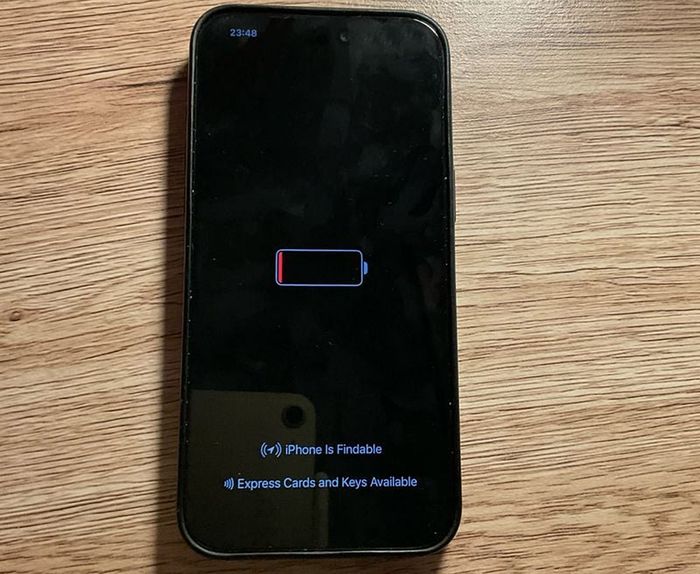 iPhone 15 chạy iOS 18 vẫn có thể hiển thị đồng hồ khi mất nguồn