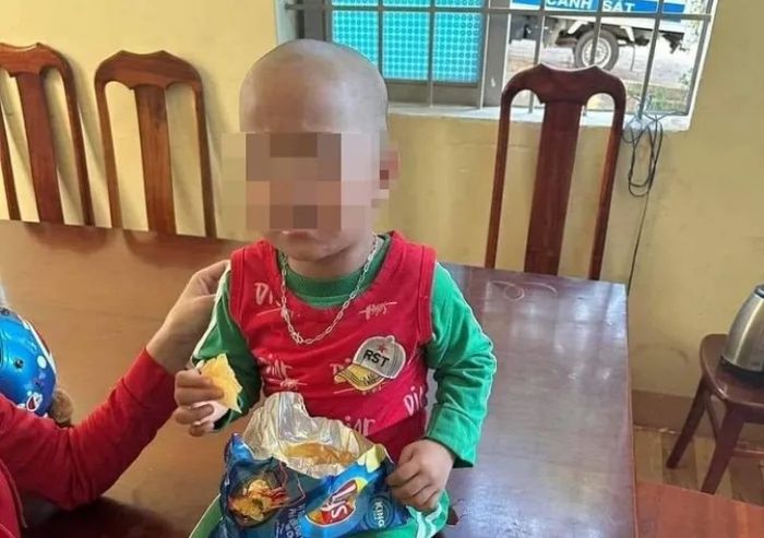 Xe bồn bê tông đâm vào xe máy, khiến 2 người tử vong, chỉ còn một cháu bé sống sót kỳ diệu