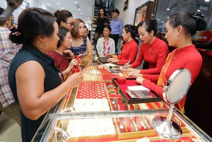 Khách hàng mua bán vàng tại Công ty kinh doanh vàng bạc Mạnh Hải. Ảnh: Trần Việt – TTXVN