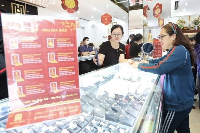 Người dân mua bán vàng tại Công ty TNHH Vàng Bạc Đá quý Bảo Tín-Mạnh Hải. Ảnh: Trần Việt - TTXVN 