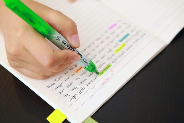 Đánh dấu từ vựng giúp bạn thuận tiện tóm tắt ý chính của bài đọc
