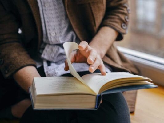 Bạn có thể rèn luyện kỹ năng Skimming bằng cách đọc sách