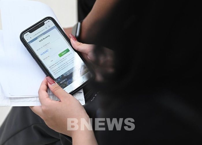 Khách hàng đặt mua vàng SJC trực tuyến trên website của Vietcombank. Ảnh: BNEWS phát