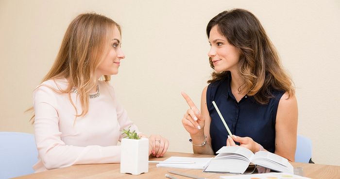 Luyện nói bằng cách mô phỏng phong cách của người bản xứ như cách diễn đạt, phát âm,...