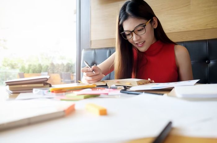 Bài tập độc lập đi với giới từ nào