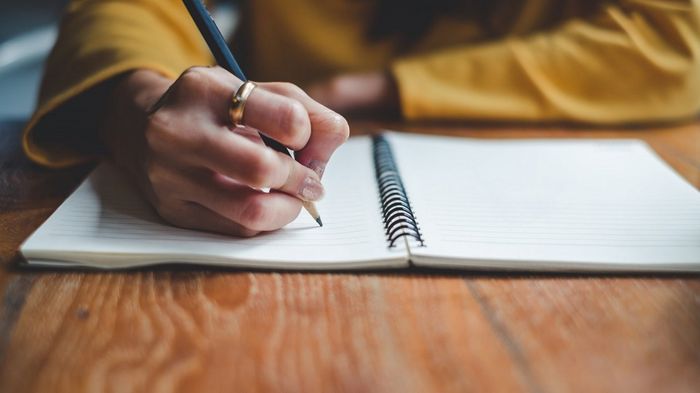 Đối với những người mới bắt đầu, hãy bắt đầu từ việc viết các câu ngắn hoặc đoạn văn ngắn