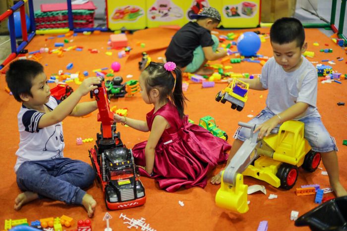 Should parents buy more toys for their children or spend more time with them?