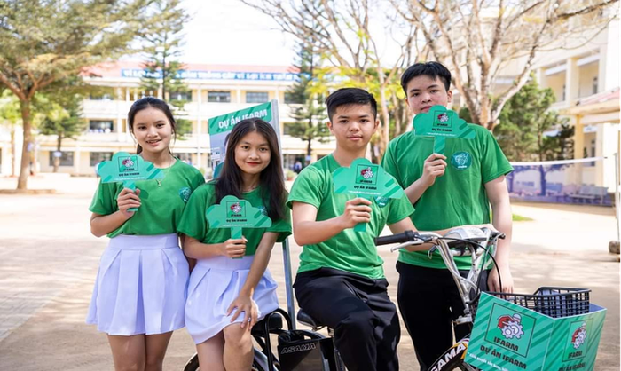 Gia Huy (ngồi trên xe) tham gia một cuộc thi cùng Câu lạc bộ Tin học