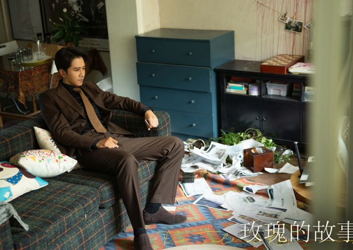 Nữ chính bùng phát cơn điên, đập phá nhà bạn trai nhưng lại được thông cảm.