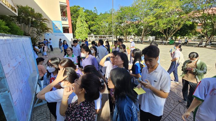 Thí sinh dự thi lớp 10 có thể tra cứu số báo danh tại Trường THPT Thực hành Sư phạm - Đại học Cần Thơ - Ảnh: THÁI LŨY