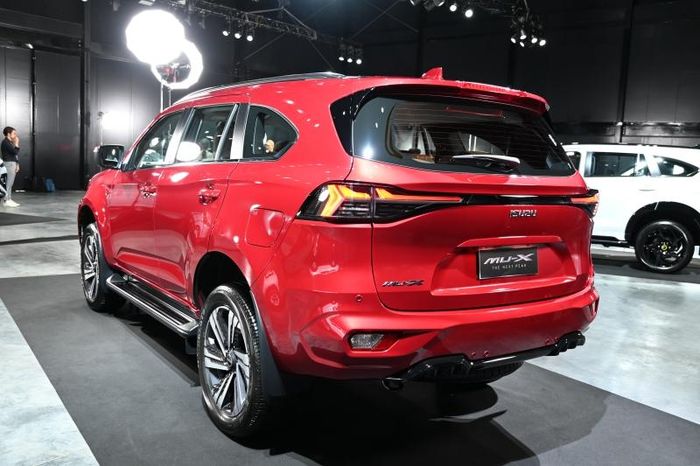 Mục sở thị Isuzu mu-X 2025 SUV 7 chỗ mới: Nâng cấp để cạnh tranh với Ford Everest 481826