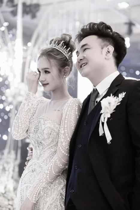 Xoài Non đăng bức ảnh khóc trong đám cưới và tiết lộ thông tin về cuộc chia tay với Xemesis.