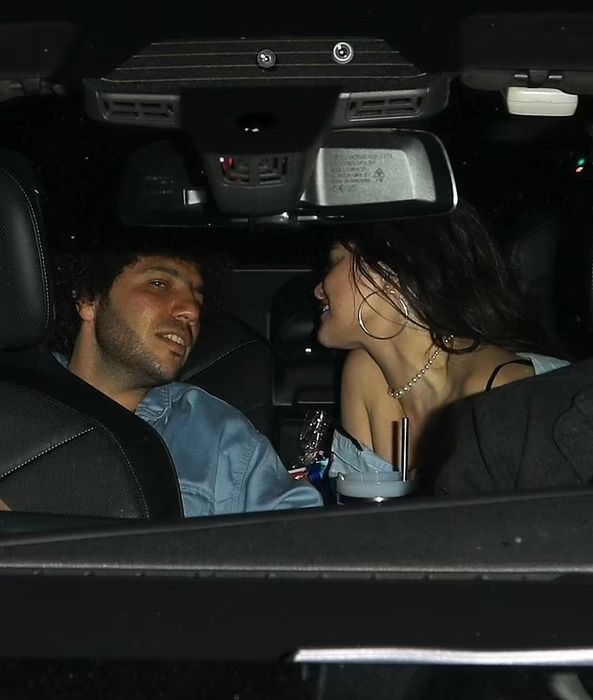 Selena Gomez hôn bạn trai khi đi ăn tối