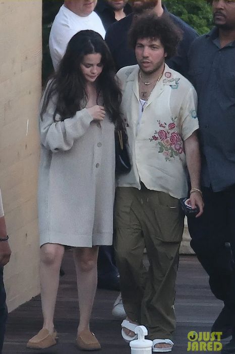 Selena Gomez hôn bạn trai khi đi ăn tối