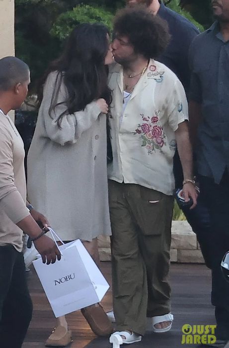 Selena Gomez hôn bạn trai khi đi ăn tối
