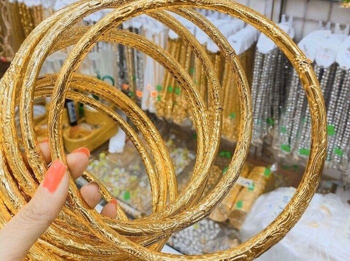 Giá của kiềng vàng tây phụ thuộc vào từng loại vàng tây. (Hình minh họa)
