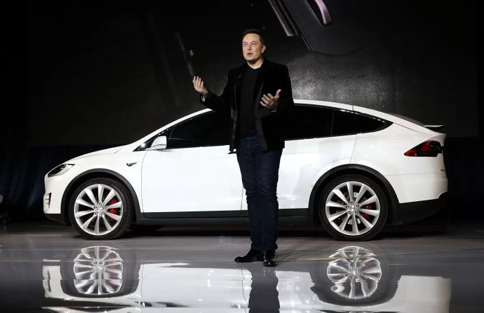 Giám đốc điều hành Tesla Elon Musk phát biểu trong một sự kiện ra mắt mẫu xe Tesla Model X Crossover SUV mới