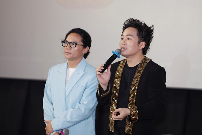Tùng Dương chia sẻ tại buổi họp báo giới thiệu MV Cánh chim phượng hoàng - Hình ảnh do Ban tổ chức cung cấp
