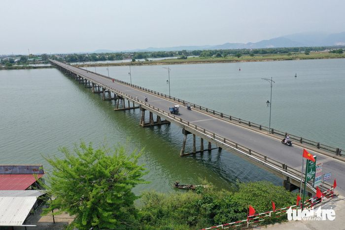 Chuyến tàu du lịch qua Quảng Nam sẽ đi qua trung tâm làng nghề xứ Quảng, gần cầu Câu Lâu - Ảnh: B.D.