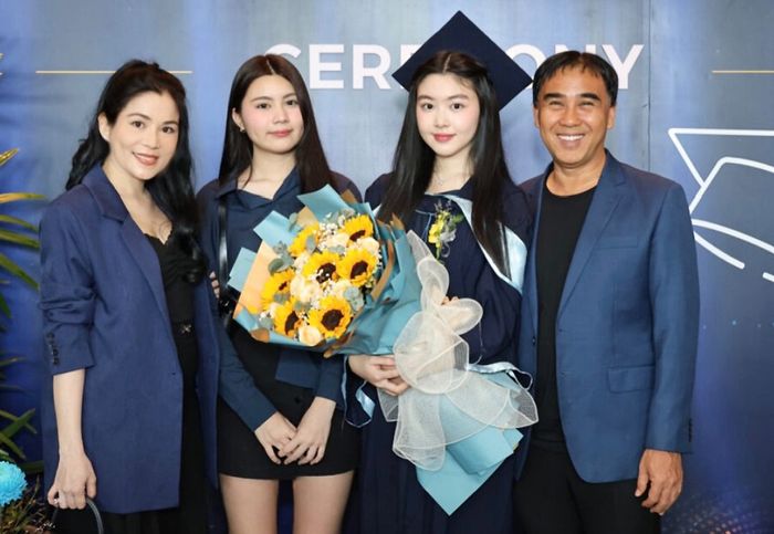Vợ chồng Quyền Linh và Dạ Thảo mặc đồ ton-sur-ton trong lễ tốt nghiệp cấp ba của Lọ Lem. Đứng cạnh cô là em gái út, Hạt Dẻ.