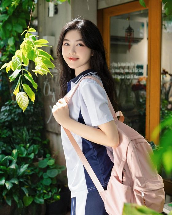 Trước đó, Dạ Thảo chia sẻ rằng Lọ Lem luôn tập trung vào việc học để vào đại học danh tiếng. 'Đây là tương lai và trách nhiệm của con. Con phải chú tâm học hành, đọc sách, học đàn và học vẽ. Con không có thời gian để có bạn trai', Dạ Thảo trích lời con gái, bày tỏ sự xúc động trước lời nói của con.