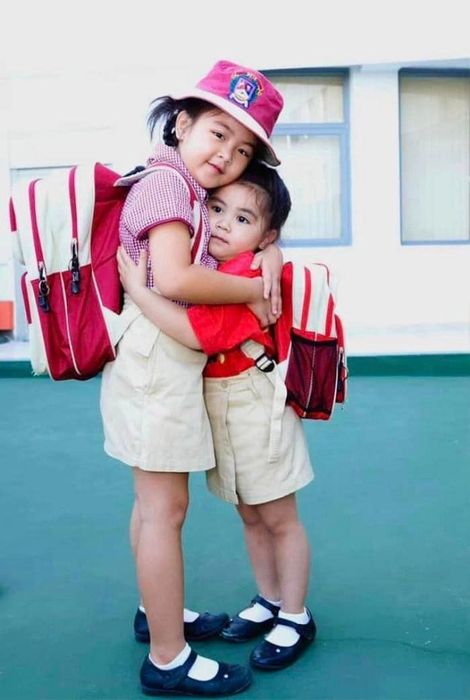 Nhân dịp Lọ Lem tốt nghiệp cấp ba, Dạ Thảo chia sẻ bức ảnh hai chị em Lọ Lem và Hạt Dẻ từ những ngày đầu đi học.