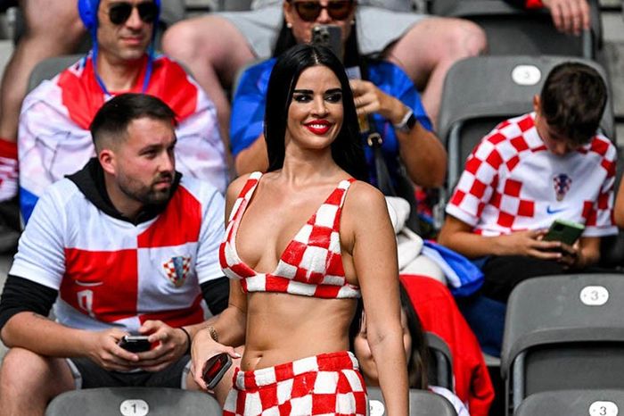 Ivana Knoll gây bão Euro 2024 với bikini nóng bỏng