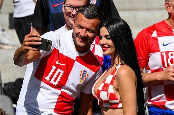 Ivana Knoll khiến Euro 2024 nóng hơn với bikini