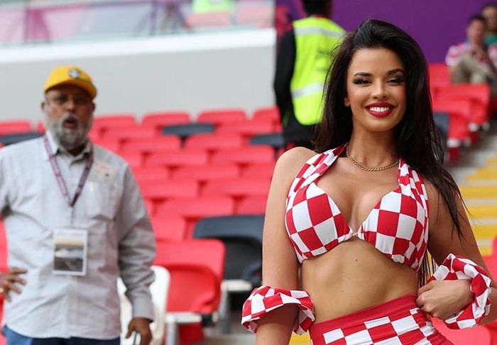 Ivana Knoll gây bão tại Euro 2024 với bikini quyến rũ