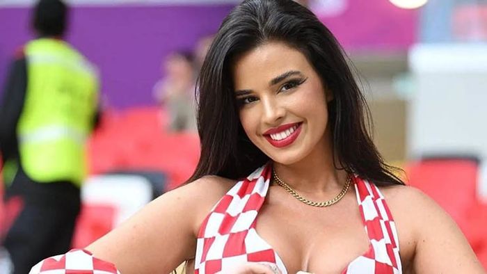 Ivana Knoll nổi bật tại Euro 2024 với bộ bikini nóng bỏng